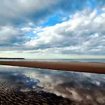 Willow - Part Of The The Bay Filey Village With Pool, Gym And Direct Access, Pub, Restaurant, Tennis And Meadows Walks Holiday home Reighton